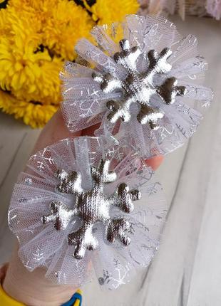 Фатиновые бантики с серебряными снежинками2 фото