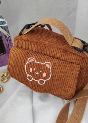 Милая сумочка мессенджер с вышивкой медведя вельветовая через плечо клатч портфель тоут аниме в корейском стиле бежевая розовая коричневая черная9 фото