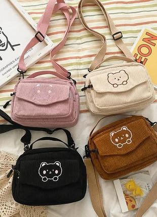 Милая сумочка мессенджер с вышивкой медведя вельветовая через плечо клатч портфель тоут аниме в корейском стиле бежевая розовая коричневая черная2 фото