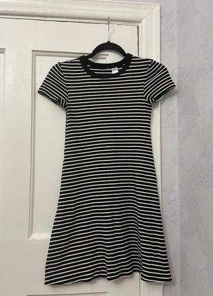 H&m чорно-біла сукня у смужку