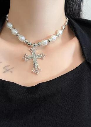 Шикарний білий хрестик у стразах хрест на ланцюгу на ланцюжку в каменях готичне у2к