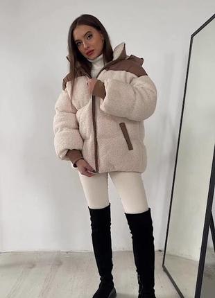 Женский пуховик fluffy puffer из эко меха молоко с бежевыми вставками со съемным капюшоном4 фото