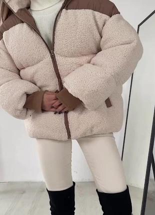 Женский пуховик fluffy puffer из эко меха молоко с бежевыми вставками со съемным капюшоном6 фото