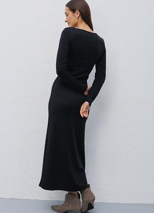 Довга трикотажна сукня чорна з вирізами спереду3 фото