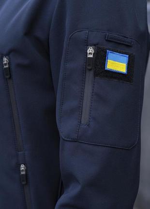 Плотная мужская куртка с капюшоном pobedov motive softshell + шеврон "флаг украины" в комплекте синяя размер s4 фото