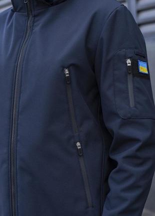 Плотная мужская куртка с капюшоном pobedov motive softshell + шеврон "флаг украины" в комплекте синяя размер s3 фото