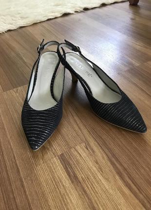 Елегантні шкіряні туфлі з відкритою п'ятою