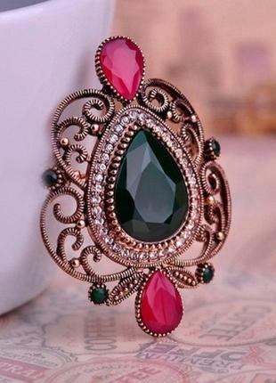 Женская брошь с крупным зеленым каплевидным камнем g-030