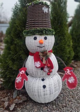 Снеговик выполнен из ротанга.