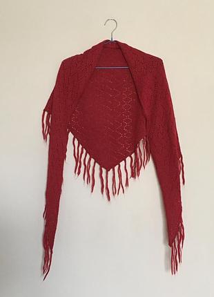 Красный платок-накидка-шарф с кисточками