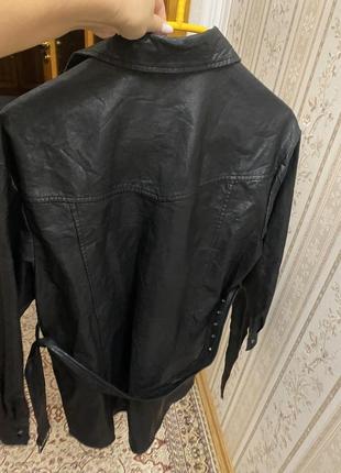 Чорна подовжена шкіряна куртка9 фото