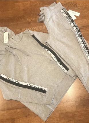 Серый спортивный костюм calvin klein, p. m и l