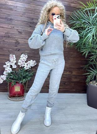 Теплый вязаный брючный костюм