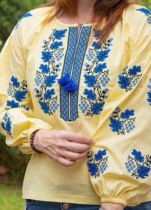 Льняная женская вышиванка желтая блуза с синим орнаментом