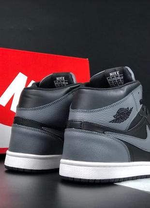 Зимние мужские кроссовки nike air jordan 1 retro winter black grey fur черного с белым цветов с мехом4 фото