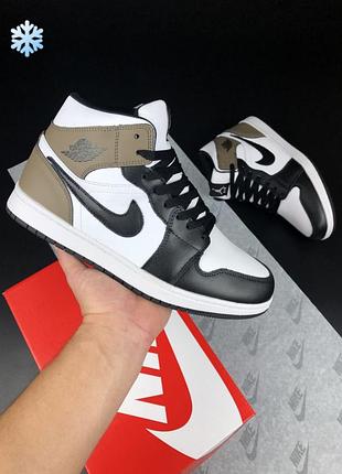 Зимние мужские кроссовки nike air jordan 1 retro winter black white brown fur черного с белым и коричневым цветов с мехом