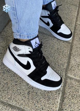 Зимние женские кроссовки nike air jordan 1 retro winter black white fur черного с белым цветов с мехом