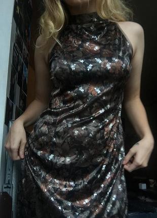 Легка суконка за коліно