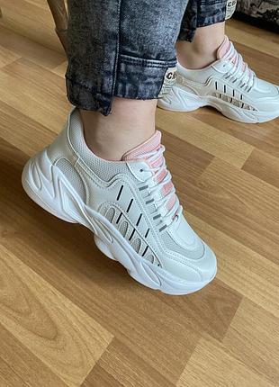 Жіночі кросівки