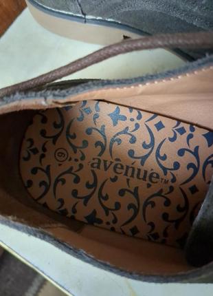 Нарядные замшевые туфли от известного бренда.9 фото