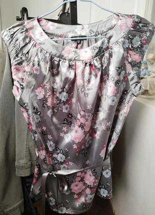 Блуза серая атласная с цветами1 фото