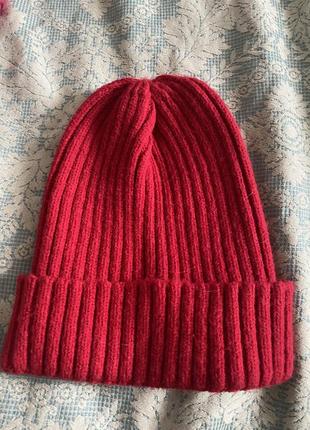 Теплая стильная красная шапка бини3 фото