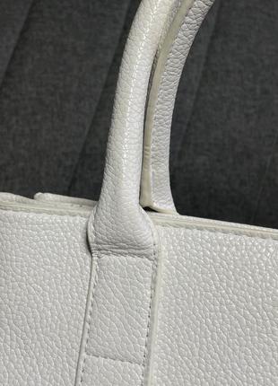 Белая кожаная сумочка4 фото