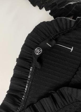 Платье мини женская черная с открытыми плечами и оборками по фигуре от бренда missguided 10/383 фото