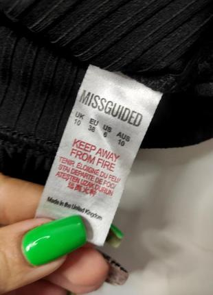 Платье мини женская черная с открытыми плечами и оборками по фигуре от бренда missguided 10/384 фото