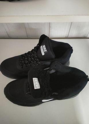 Кросівки чоловічі,теплі,на шнурках,чорні nike.і-5266.
розміри:41-46.ціна-2000грн
матеріал: тканина.8 фото