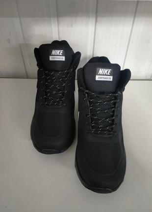 Кросівки чоловічі,теплі,на шнурках,чорні nike.і-5266.
розміри:41-46.ціна-2000грн
матеріал: тканина.2 фото