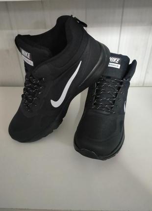 Кросівки чоловічі,теплі,на шнурках,чорні nike.і-5266.
розміри:41-46.ціна-2000грн
матеріал: тканина.4 фото