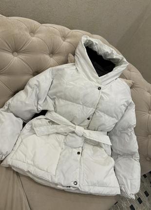 Куртка белая с капюшоном и поясом(пуховик)