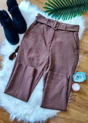 Женские брюки коричневого цвета с ремешком