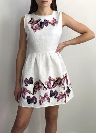Біле плаття з метеликами