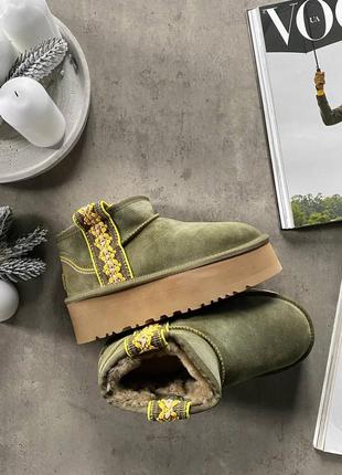 Уггі ugg ultra mini на платформі з орнаментом. колір хакі.