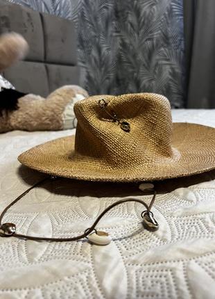 Жіночий солом'яний капелюх-федор d.hats з ланцюгом і мушлями коричневий