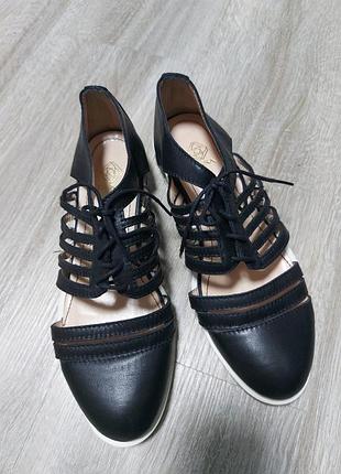 Крутые туфельки на шнуровке!! размер 37, стелька 23,5 см..