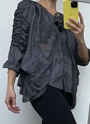 Шелковая блуза графитового цвета с кружевом1 фото