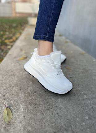 Кросівки жіночі білі утеплені