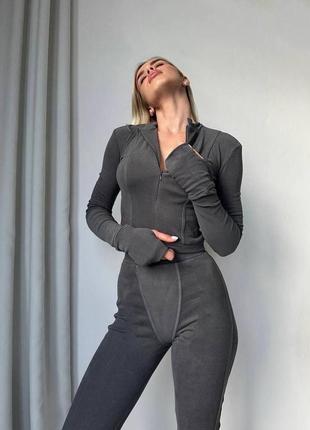 Костюм женский однонтонный топ на длинный рукав с прорезями для пальцев на молнии брюки на высокой посадке качественный фрез графитовый