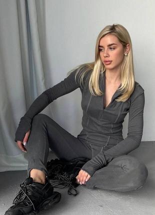 Костюм женский однонтонный топ на длинный рукав с прорезями для пальцев на молнии брюки на высокой посадке качественный фрез графитовый2 фото