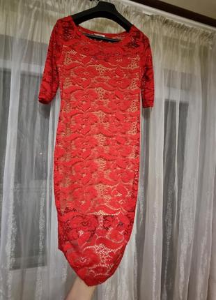 Червона сукня з гіпюром