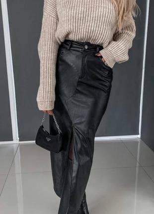 Стильна спідниця юбка з еко-шкіри чорна з розрізом з розпоркою2 фото