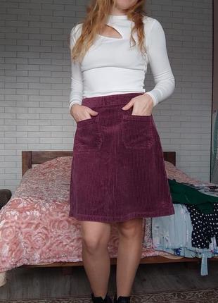 Вельветовая юбка с карманами спереди
