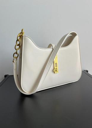Женская сумка через плечо белая с золотой цепочкой и золотой пряжкой