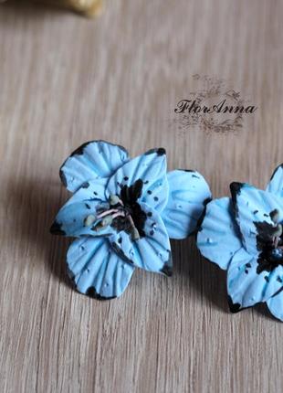 Блакитні сережки з квітами ручної роботи з полімерної глини "блакитні гладіолуси"3 фото