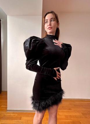 Сукня коротка чорна із обʼємними рукавами та пірʼям