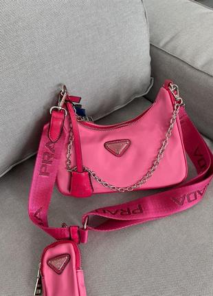 Шикарна маленька сумка prada re-edition 2005  в яскравому кольорі рожевий бренда прада
