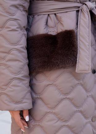 Зимове стьобане пальто на кнопках з хутром на капюшоні5 фото